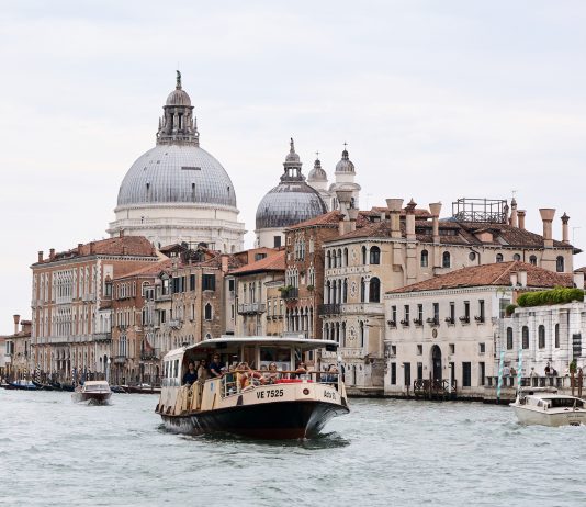 Dal Futurismo al Guggenheim di Venezia: la lunga storia del legame tra arte, cibo e vino