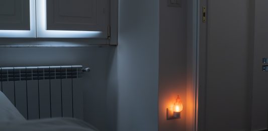 Nell’appartamento di Iuno, una mostra riflette sul senso della compagnia Giuseppe Di Liberto, Quando una stella muore, omaggio alla notte o Morte a Venezia, 2023, Stampa 3D in resina, luce notturna LED, Courtesy IUNO e l’artista