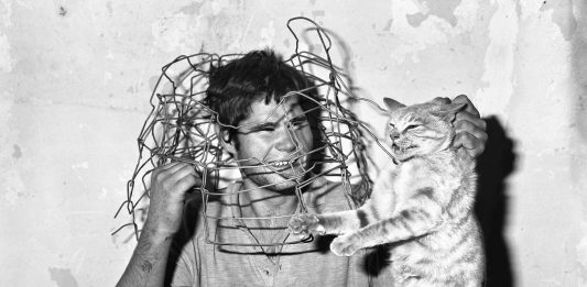 Nelle fotografie di Roger Ballen non c’è una reale separatezza tra ordine e caos