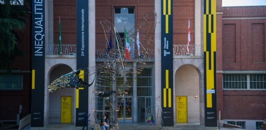 Triennale di Milano: incendiata nella notte la Balena di Jacopo Allegrucci