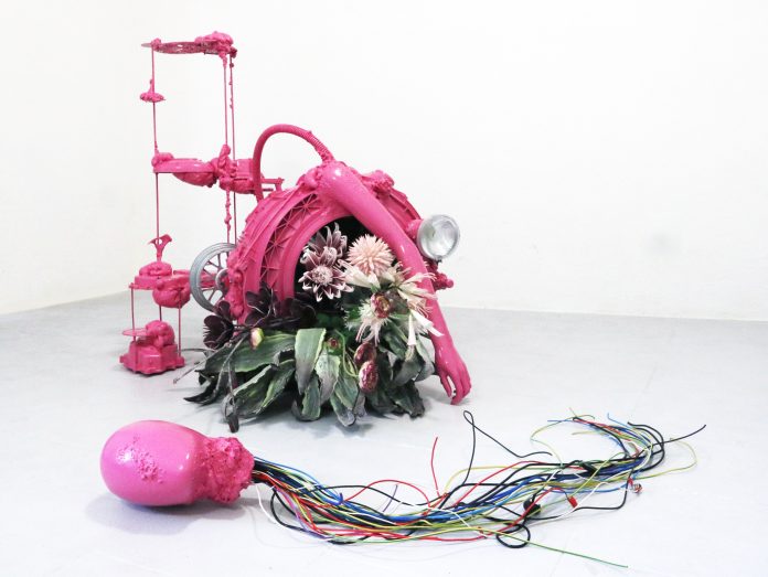 Clarissa Falco, dream of a synthetic body 3, 2022, 150x150x150, fero acciao, plastica, fiori, smalto a base d'acqua, ossa pizzo