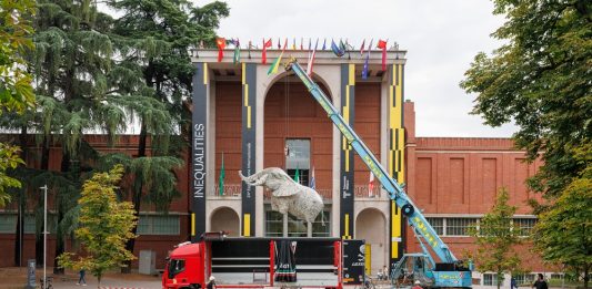 Triennale Milano: dopo la balenottera incendiata arriva l’elefante di cartapesta