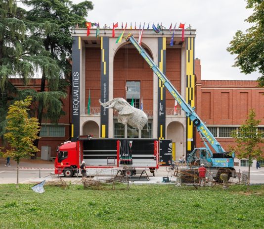 Triennale Milano: dopo la balenottera incendiata arriva l’elefante di cartapesta