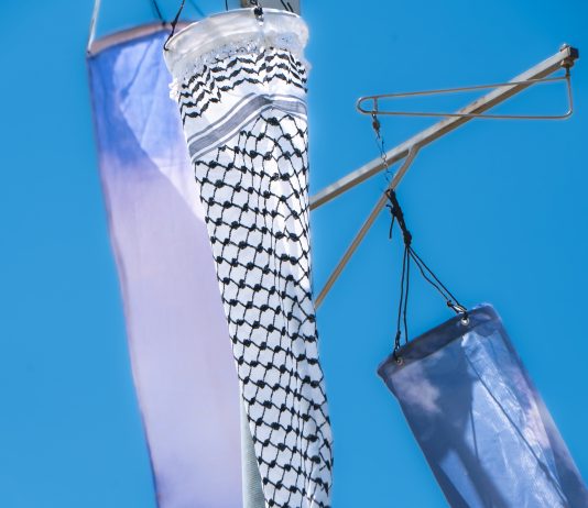 In un’opera di Margherita Morgantin sventola una kefiah palestinese Margherita Morgantin kefiah