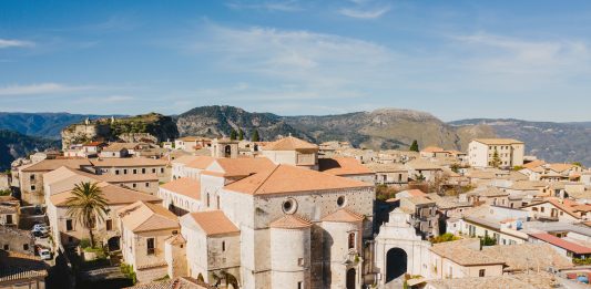 Un borgo della Calabria diventa residenza d’arte contemporanea: la open call