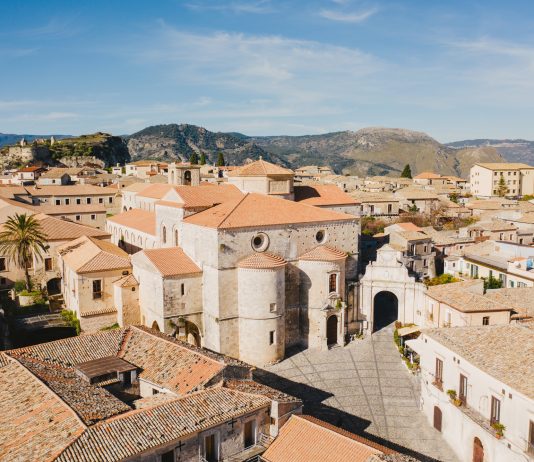 Un borgo della Calabria diventa residenza d’arte contemporanea: la open call