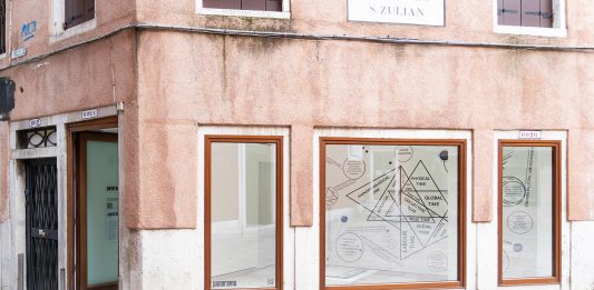 Diagrammi e scacchiere per ripensare il tempo: la nuova mostra dello spazio indipendente Panorama a Venezia