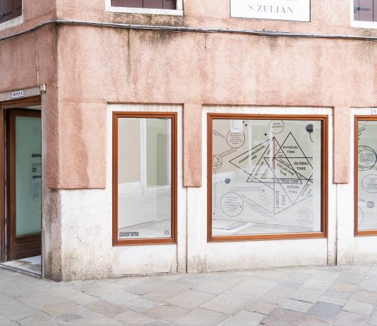Diagrammi e scacchiere per ripensare il tempo: la nuova mostra dello spazio indipendente Panorama a Venezia