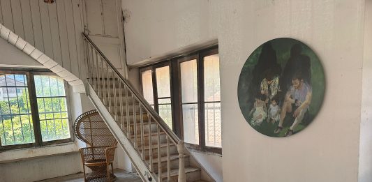 “Tutto Comincia Tardi”: il racconto della nuova mostra a Universo Factory