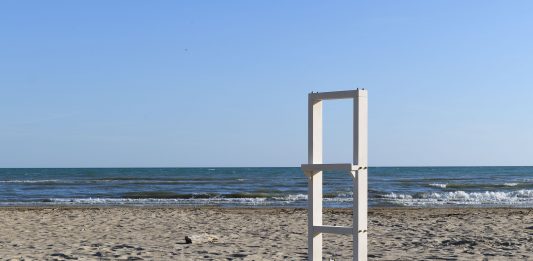 Matteo Fato torna a Pescara con una mostra diffusa che trasforma la città in opera Matteo Fato Pescara