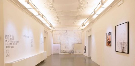 Tre atti. Pichler, Zhuka, Marinelli la grande mostra diffusa, visibile fino al 2 novembre, organizzata dal Museo d’Arte Contemporanea di Cavalese