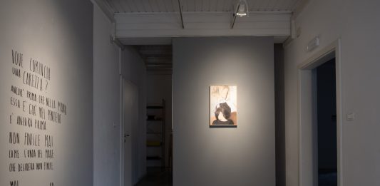 Esistere, senza compromessi. Fotografia, pittura e scultura: storie inaspettate si intrecciano a Cavalese