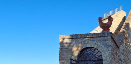 Un piccolo mistero diventa arte nell’opera di Giuseppe Abate in un borgo delle Marche Giuseppe Abate, Lu Gallu, Altidona, Una boccata d'arte, 2025