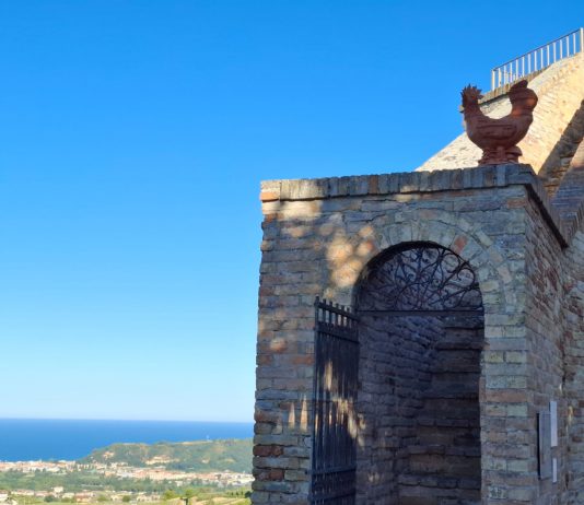 Un piccolo mistero diventa arte nell’opera di Giuseppe Abate in un borgo delle Marche Giuseppe Abate, Lu Gallu, Altidona, Una boccata d'arte, 2025