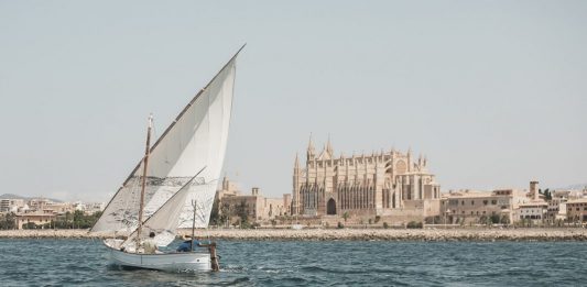Alberto Baraya trasforma la vela in dipinto alla Biennal B di Maiorca