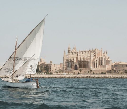 Alberto Baraya trasforma la vela in dipinto alla Biennal B di Maiorca