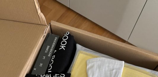 Grid: a Milano la mostra che si sviluppa sul ripiano di una libreria