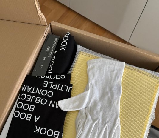 Grid: a Milano la mostra che si sviluppa sul ripiano di una libreria