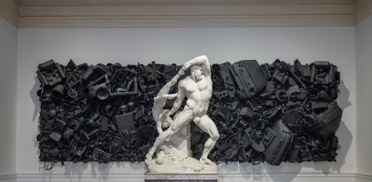 Tra memoria e materia, Ahmet Gunestekin porta l’odore del trauma nel cuore della classicità romana