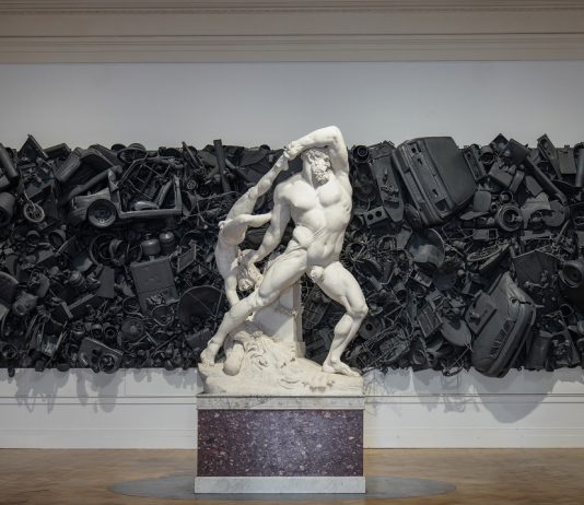 Tra memoria e materia, Ahmet Gunestekin porta l’odore del trauma nel cuore della classicità romana