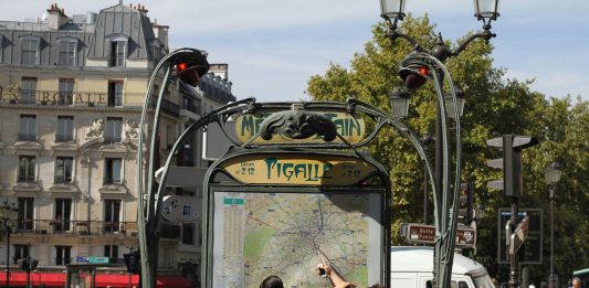 Parigi celebra le sue iconiche fermate della metro, con il nuovo Museo Guimard