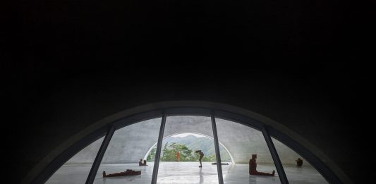 In Corea del Sud, Tadao Ando ha realizzato una galleria sotterranea per le opere di Antony Gormley