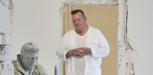 Urs Fischer porta a Basilea la sua ironia amara. L’intervista urs fischer