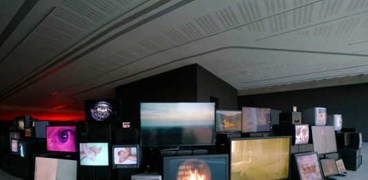 Tutta l’opera di Douglas Gordon al MAXXI: un labirinto di immagini, suoni e tempo sospeso