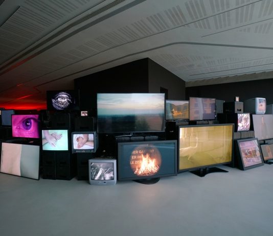 Tutta l’opera di Douglas Gordon al MAXXI: un labirinto di immagini, suoni e tempo sospeso