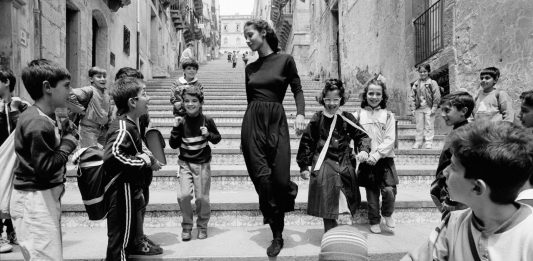 Newton e Scianna, due sguardi sulla moda in mostra in Piemonte