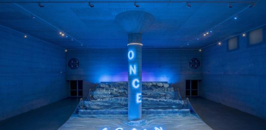 La poesia del fingere le onde del mare: intervista a Chiara Dynys