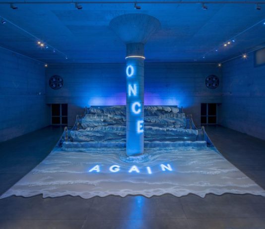 La poesia del fingere le onde del mare: intervista a Chiara Dynys