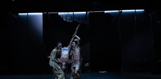 A Good Man Is Hard to Find. Lo spettacolo di Bullyache alla Biennale Danza 2025
