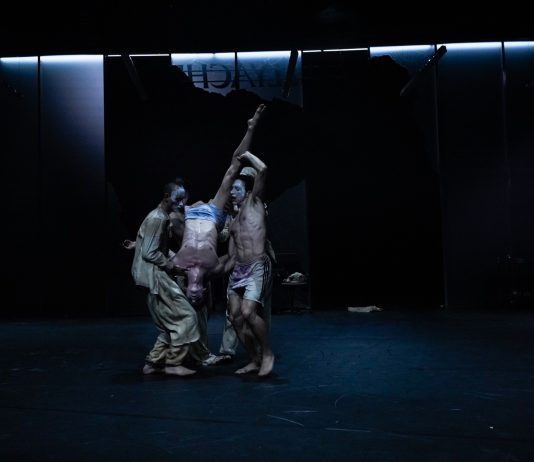 A Good Man Is Hard to Find. Lo spettacolo di Bullyache alla Biennale Danza 2025