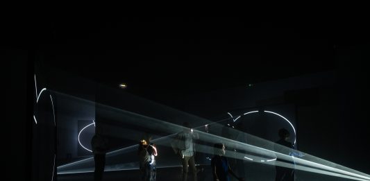 Anthony McCall alla Reggia di Venaria: sculture di luce nella Citroniera juvarriana AnthonyMcCall, Solid Light, veduta della mostra, ph. Andrea Guermani