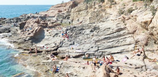 Dove vai in vacanza? – In piedi davanti al mare meravigliato della propria meraviglia