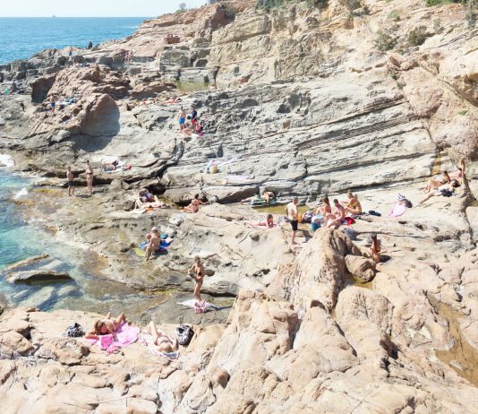 Dove vai in vacanza? – In piedi davanti al mare meravigliato della propria meraviglia