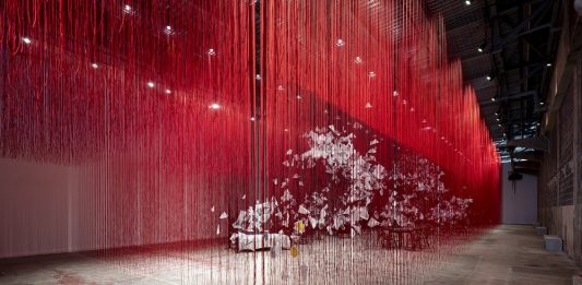 «Saremo tutti migranti»: le architetture della memoria di Chiharu Shiota in mostra all’ICA di Boston