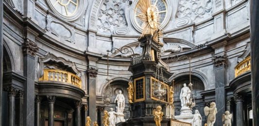 Nella Cappella della Sindone, un’opera tecnologica riflette sulla spiritualità