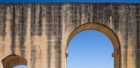 Massimo Listri per Napoli e Malta: le fotografie del Calendario Di Meo 2026