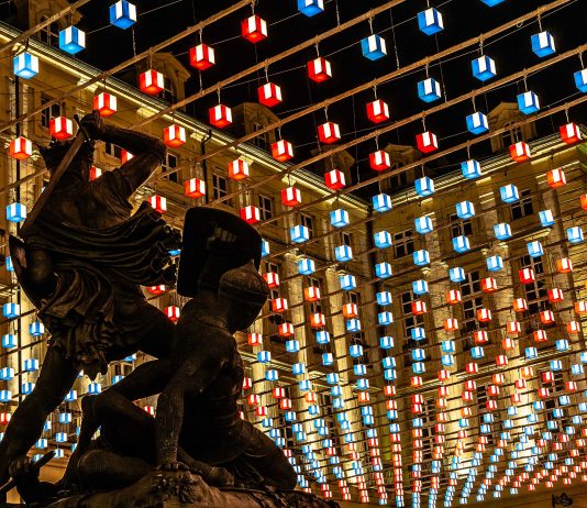 Luci d’Artista arriva a 28 edizioni e accende a Torino una nuova opera di Tracey Emin