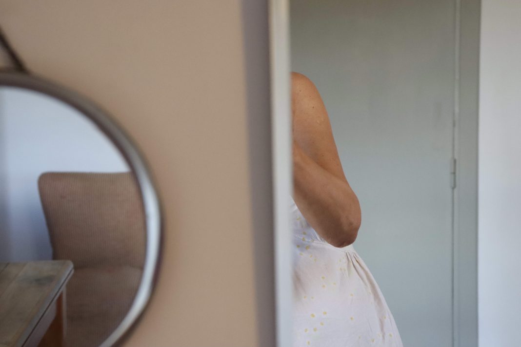 1. Cristina Armeni, Rimpiattino, 2022, da Who was my dad, fotografia a colori, 50x70, edizione 5+2 p.a