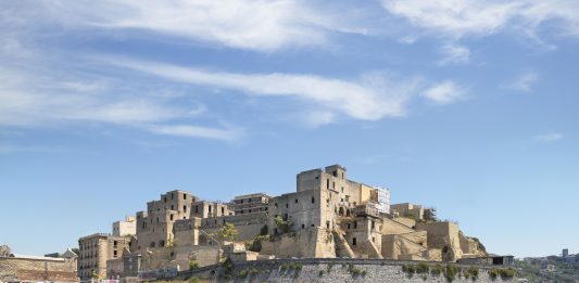 Il tempo sospeso di Rione Terra: Panorama porta l’arte contemporanea a Pozzuoli