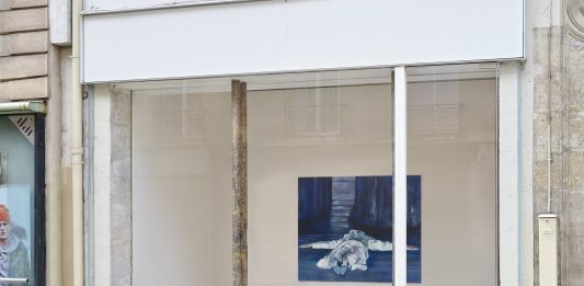 L’erotismo è nell’occhio di chi guarda: Iva Lulashi da Pièce Unique a Parigi Iva Lulashi, veduta della mostra, Pièce Unique MassimoDeCarlo, Parigi, 2025 ©Thomas Lannes courtesy MASSIMODECARLO