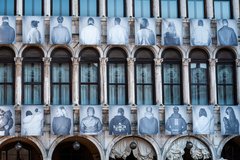 Dal 3 al 7 settembre 2025 l’installazione Dreams in Transit trasforma la facciata delle Procuratie di Piazza San Marco a Venezia