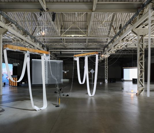 Le forze invisibili che animano la materia: Yuko Mohri al Pirelli HangarBicocca di Milano