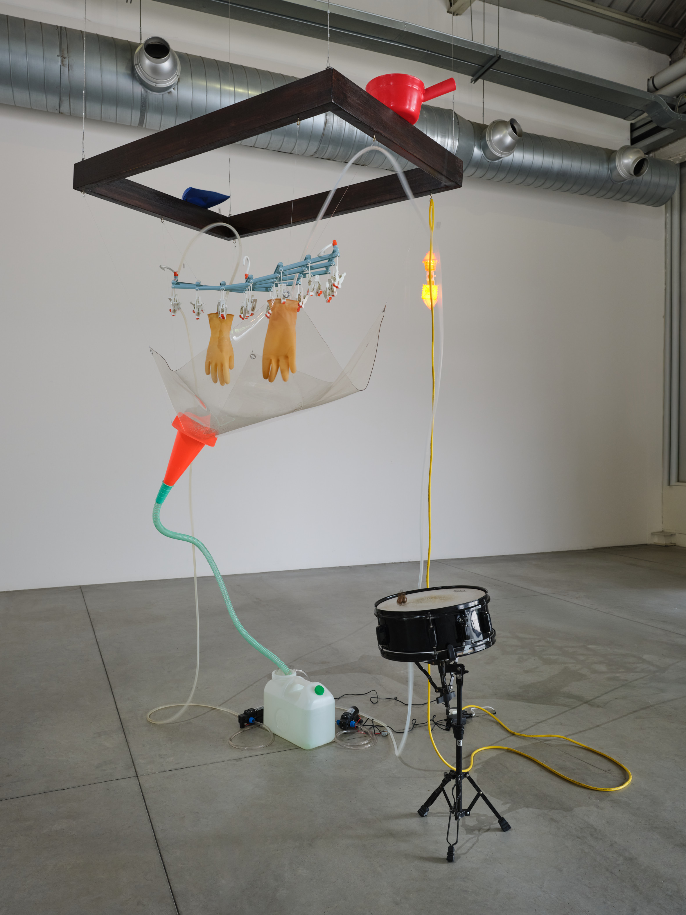 Yuko Mohri, Moré Moré (Leaky): Variations (Flow #1, Flow #2, Flow #3), 2018 (particolare). Veduta dell’installazione, Pirelli HangarBicocca, Milano, 2025. Courtesy l’artista e Pirelli HangarBicocca, Milano. Foto Agostino Osio