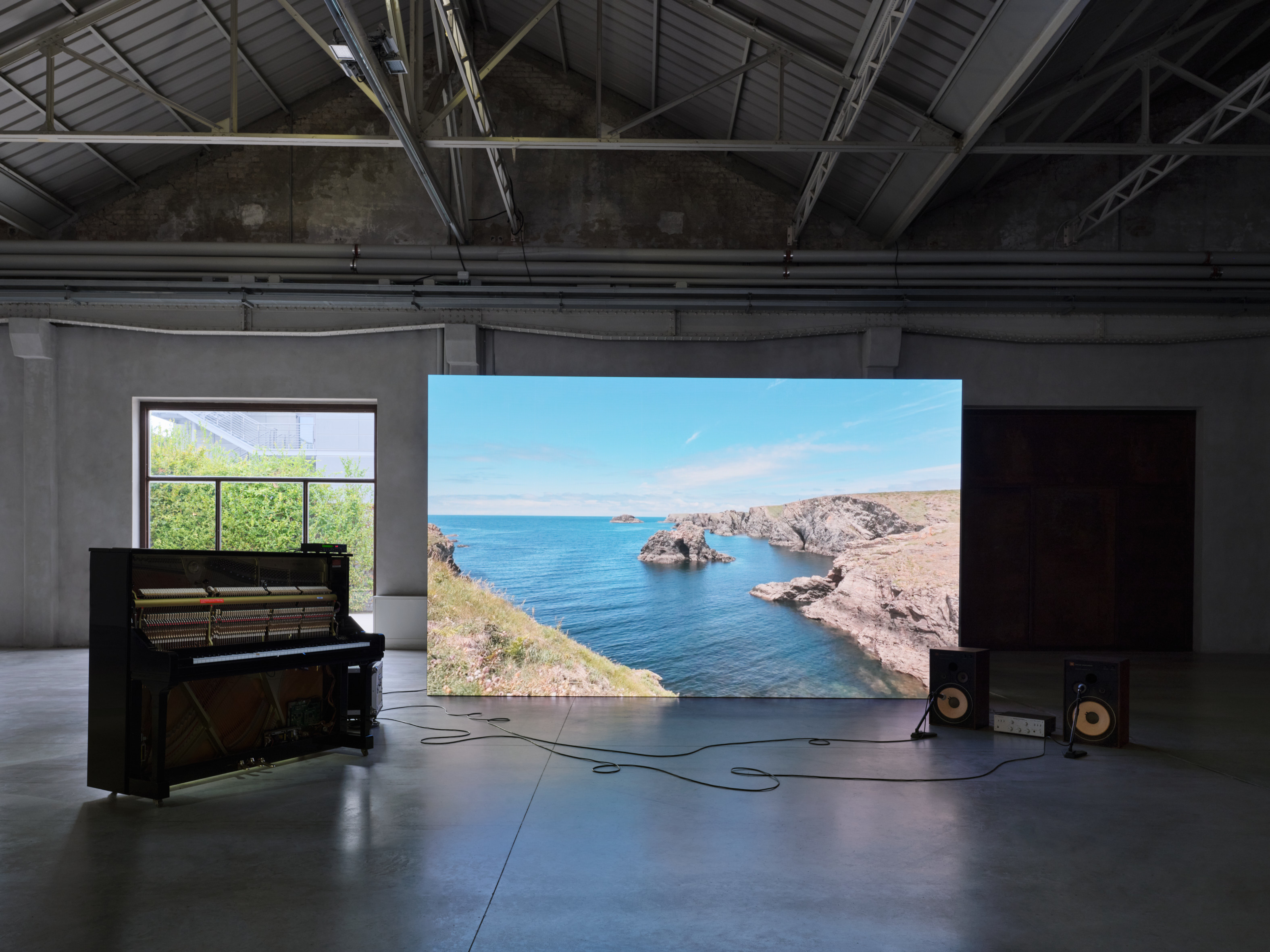Yuko Mohri, Piano Solo: Belle-Île, 2024. Veduta dell’installazione, Pirelli HangarBicocca, Milano, 2025. Courtesy l’artista e Pirelli HangarBicocca, Milano. Foto Agostino Osio