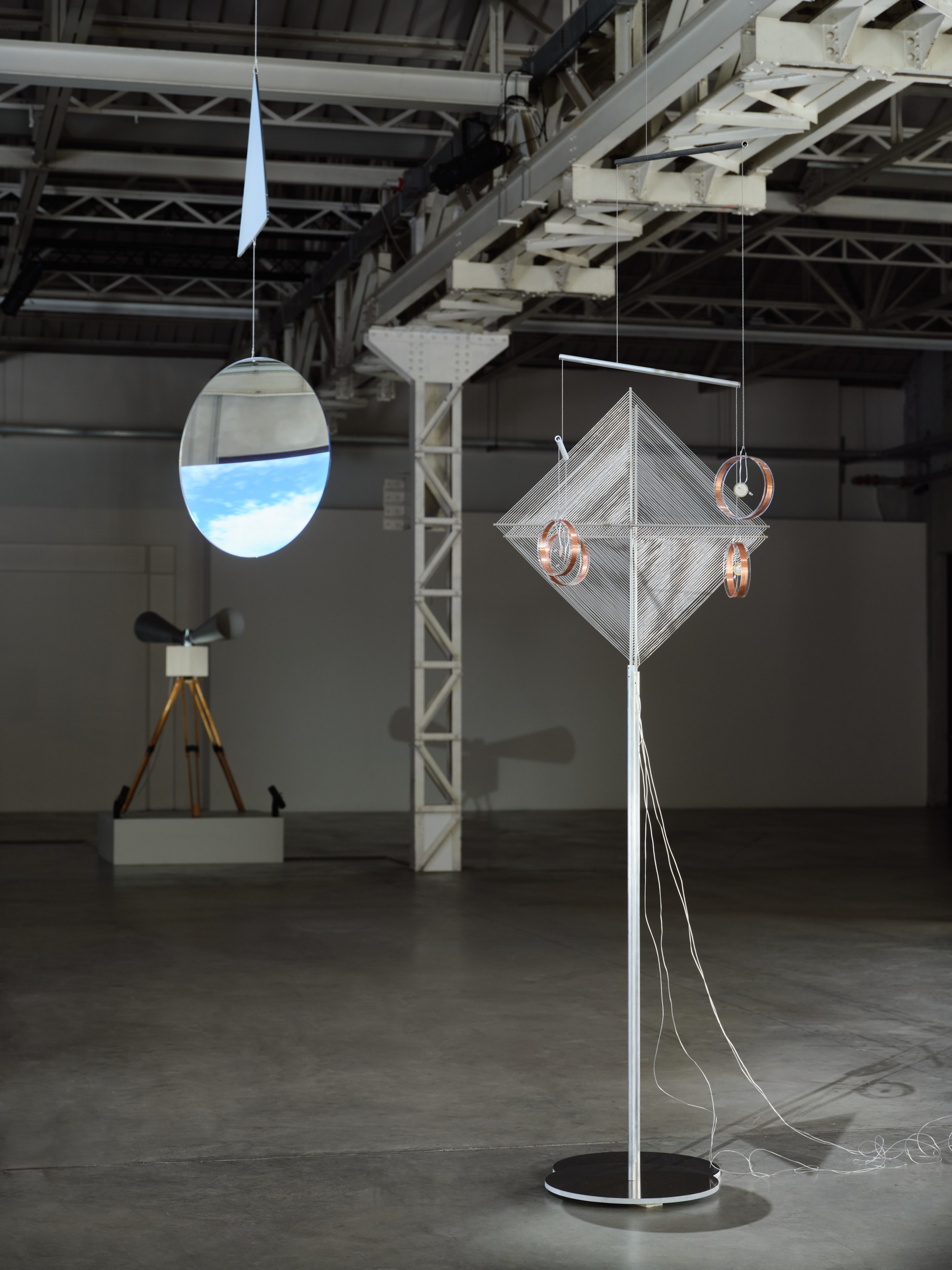 Yuko Mohri, “Entanglements”. Veduta della mostra, Pirelli HangarBicocca, Milano, 2025. Primo piano: Magnetic Organ, 2004-in corso. Secondo piano: You Locked Me Up in a Grave, You Owe Me at Least the Peace of a Grave, 2018 (particolare). Courtesy l’artista e Pirelli HangarBicocca, Milano. Foto Agostino Osio