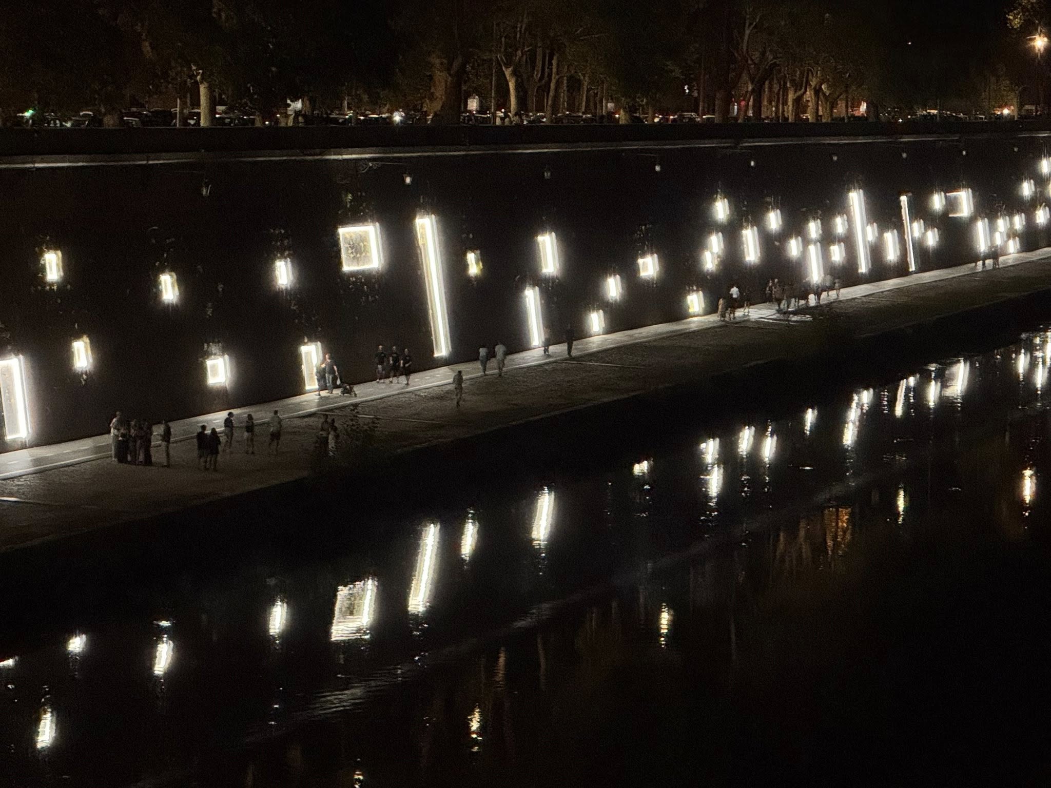 Mario Carlo Iusi. Luminis, veduta dell'installazione sul fiume Tevere